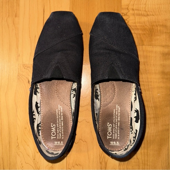 Toms - Picture 1 of 2